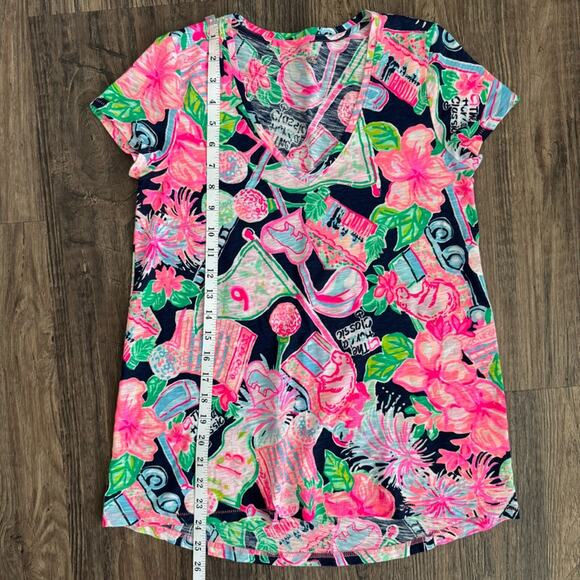 Lilly Pulitzer Etta V-neck Tee in High Tide Navy Honda Classic Print XXS - Picture 9 of 9
